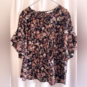 Gorgeous Mandee bell sleeve floral blouse NWOT